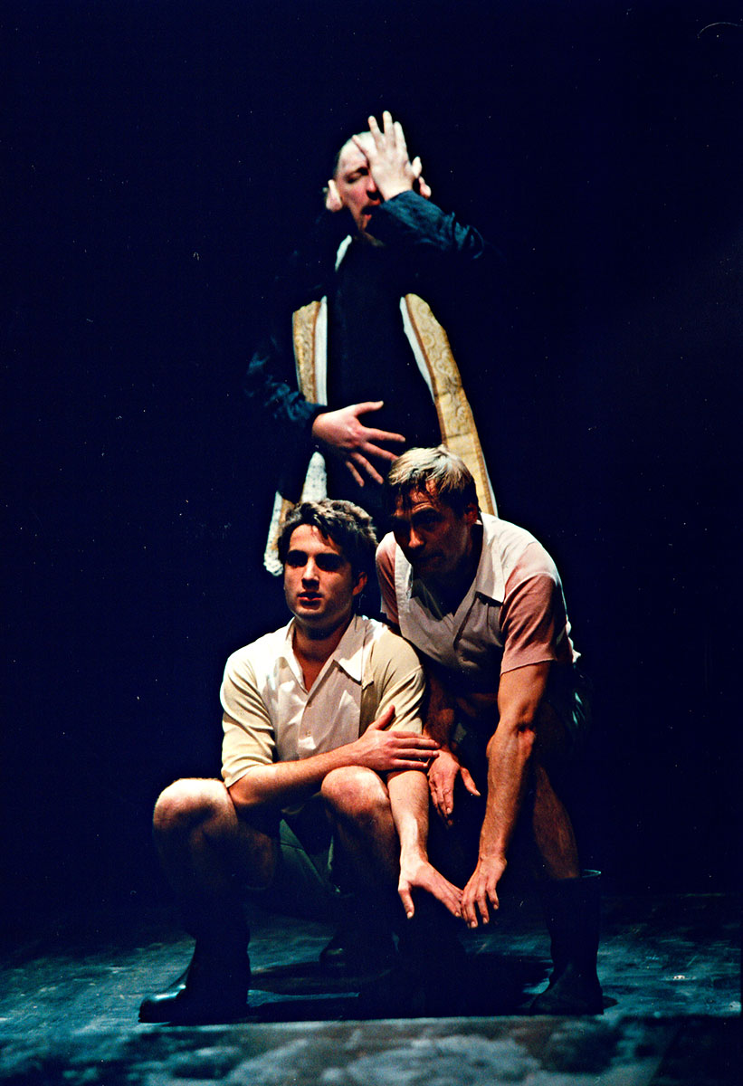 Szene aus Das grosse Heft, Residenztheater München, Kostüme: Mechthild Feuerstein, Foto: Oliver Fantitsch