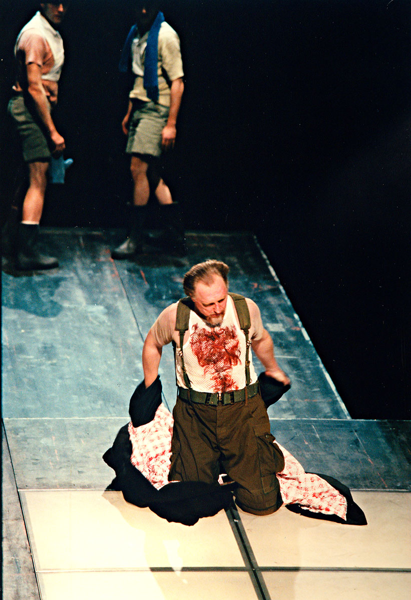 Szene aus Das grosse Heft, Residenztheater München, Kostüme: Mechthild Feuerstein, Foto: Oliver Fantitsch