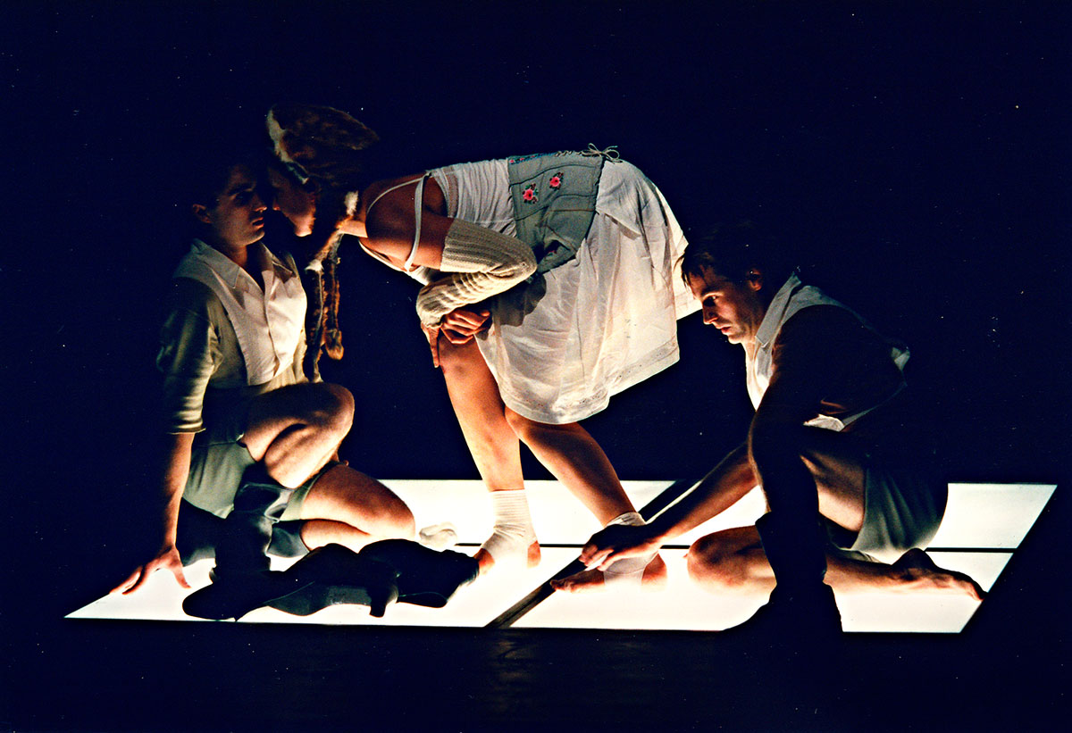 Szene aus Das grosse Heft, Residenztheater München, Kostüme: Mechthild Feuerstein, Foto: Oliver Fantitsch