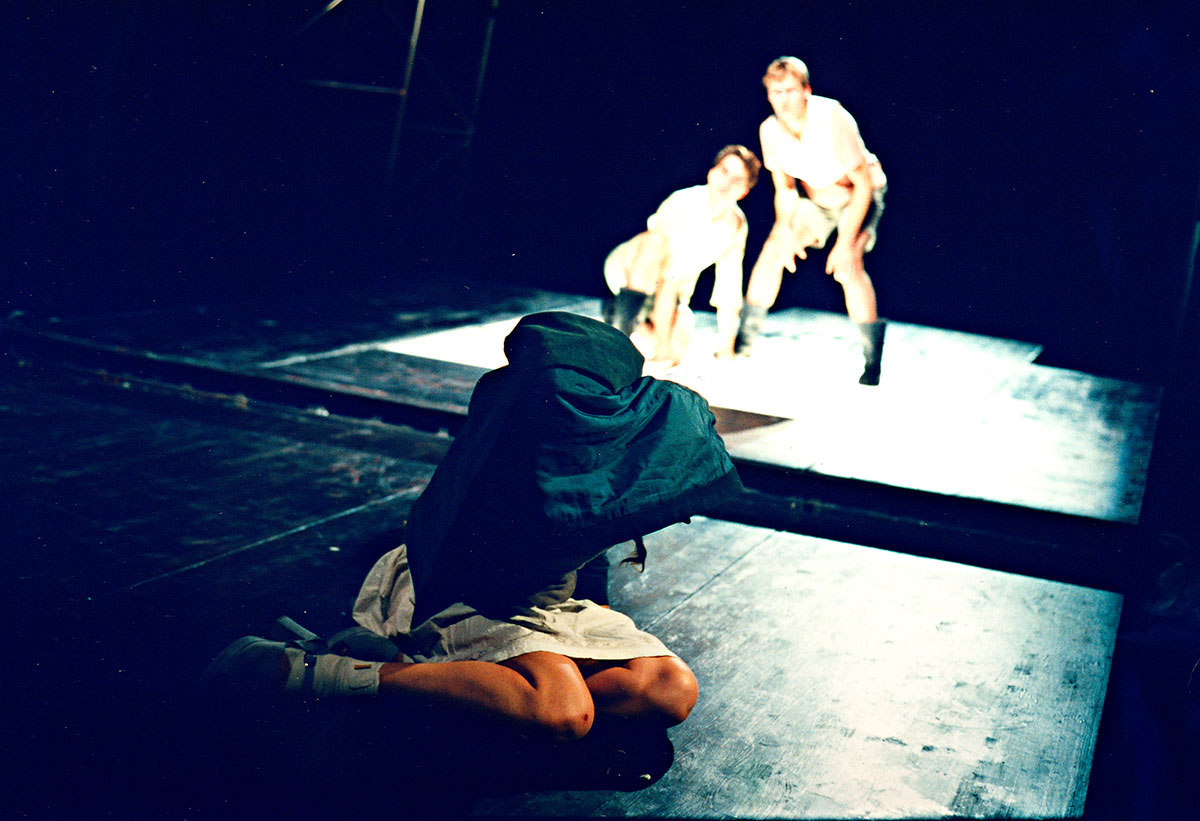 Szene aus Das grosse Heft, Residenztheater München, Kostüme: Mechthild Feuerstein, Foto: Oliver Fantitsch