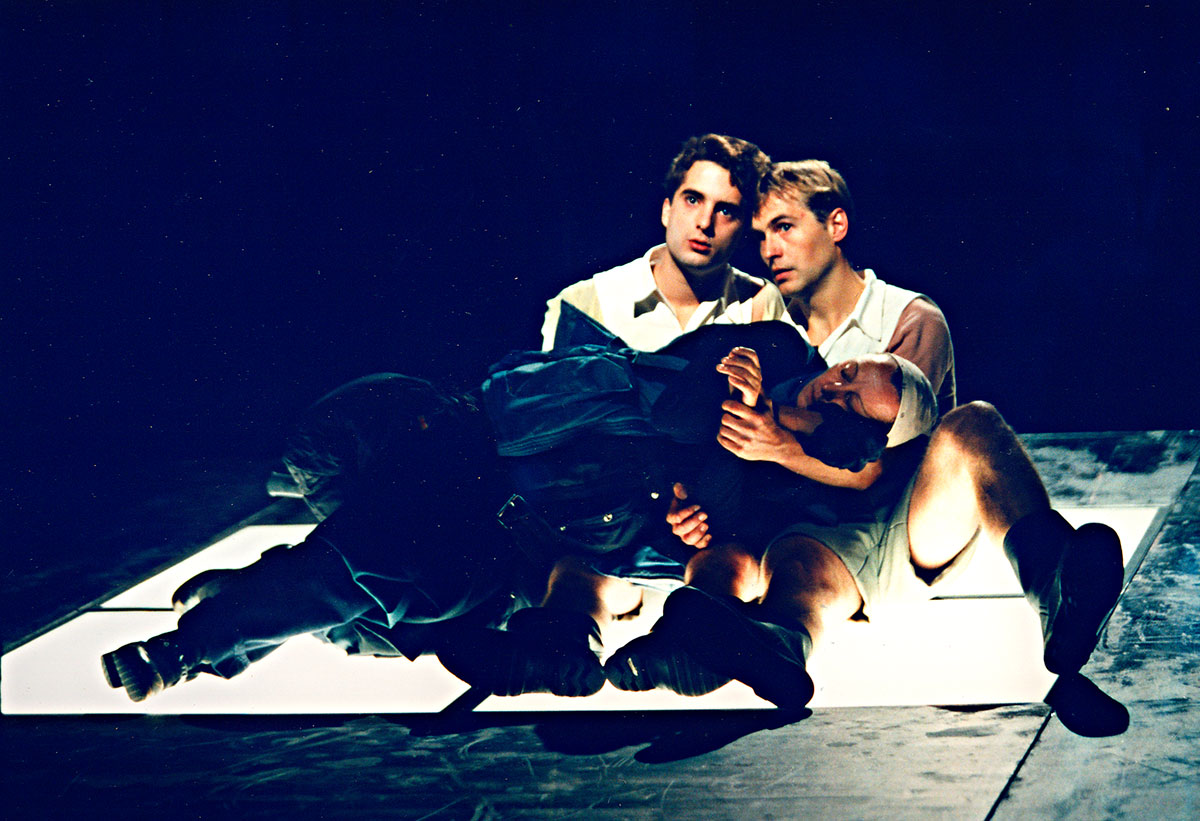 Szene aus Das grosse Heft, Residenztheater München, Kostüme: Mechthild Feuerstein, Foto: Oliver Fantitsch