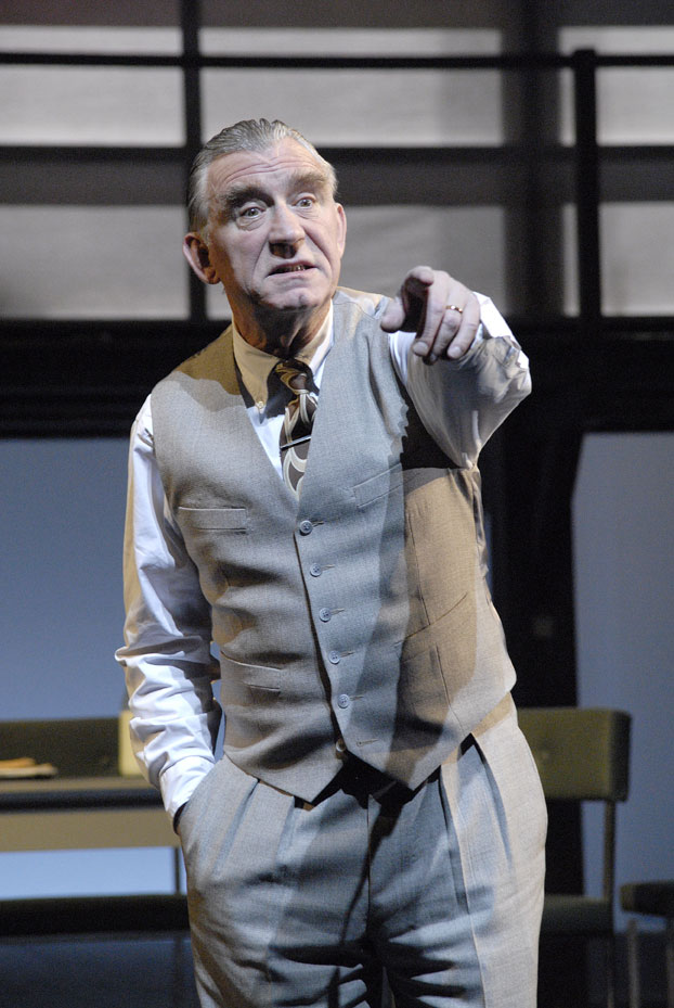 Szene aus Tod eines Handlungsreisenden, Volkstheater Wien, Kostüme: Mechthild Feuerstein, Foto: Oliver Fantitsch