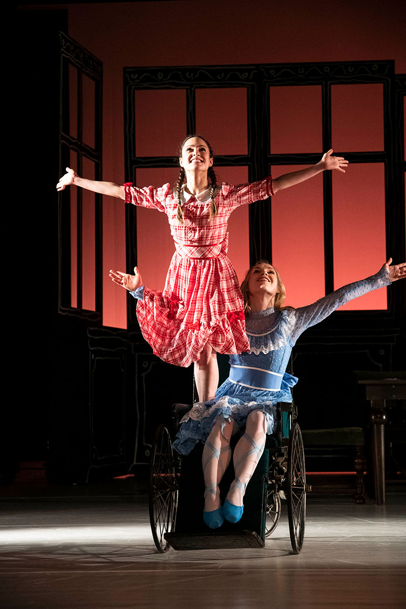 Szene aus Heidi, Landestheater Schleswig-Holstein, Bühne und Kostüme: Mechthild Feuerstein, Foto: Henrik Matzen