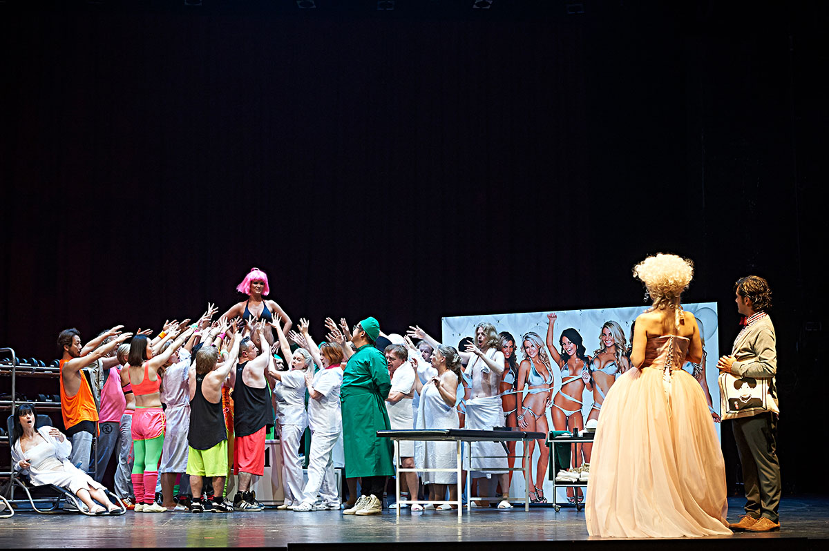Szene aus Hoffmanns Erzählungen, Theater Lübeck, Kostüme: Mechthild Feuerstein, Foto: Oliver Fantitsch