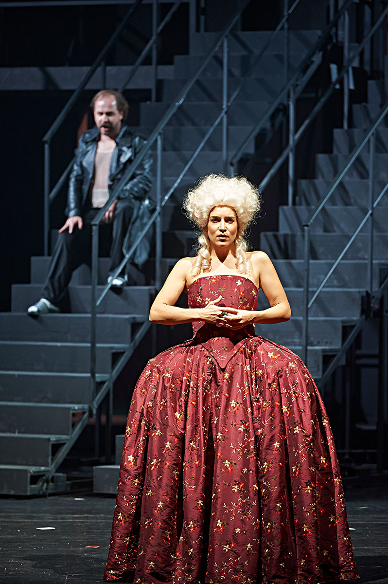 Szene aus Hoffmanns Erzählungen, Theater Lübeck, Kostüme: Mechthild Feuerstein, Foto: Oliver Fantitsch