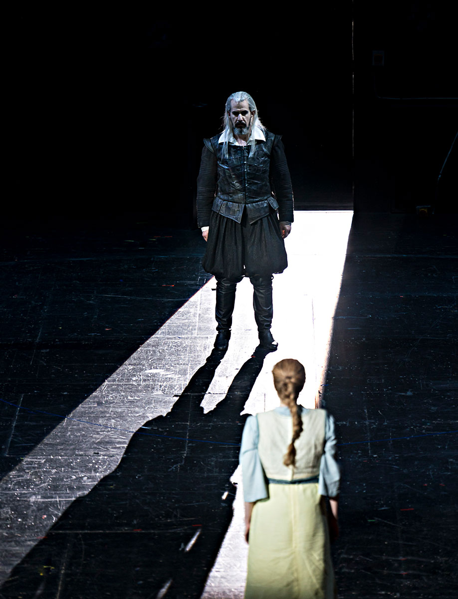 Szene aus Der Fliegende Holländer, Oper Graz, Bühne: Mechthild Feuerstein, Foto: Werner Kmetitsch