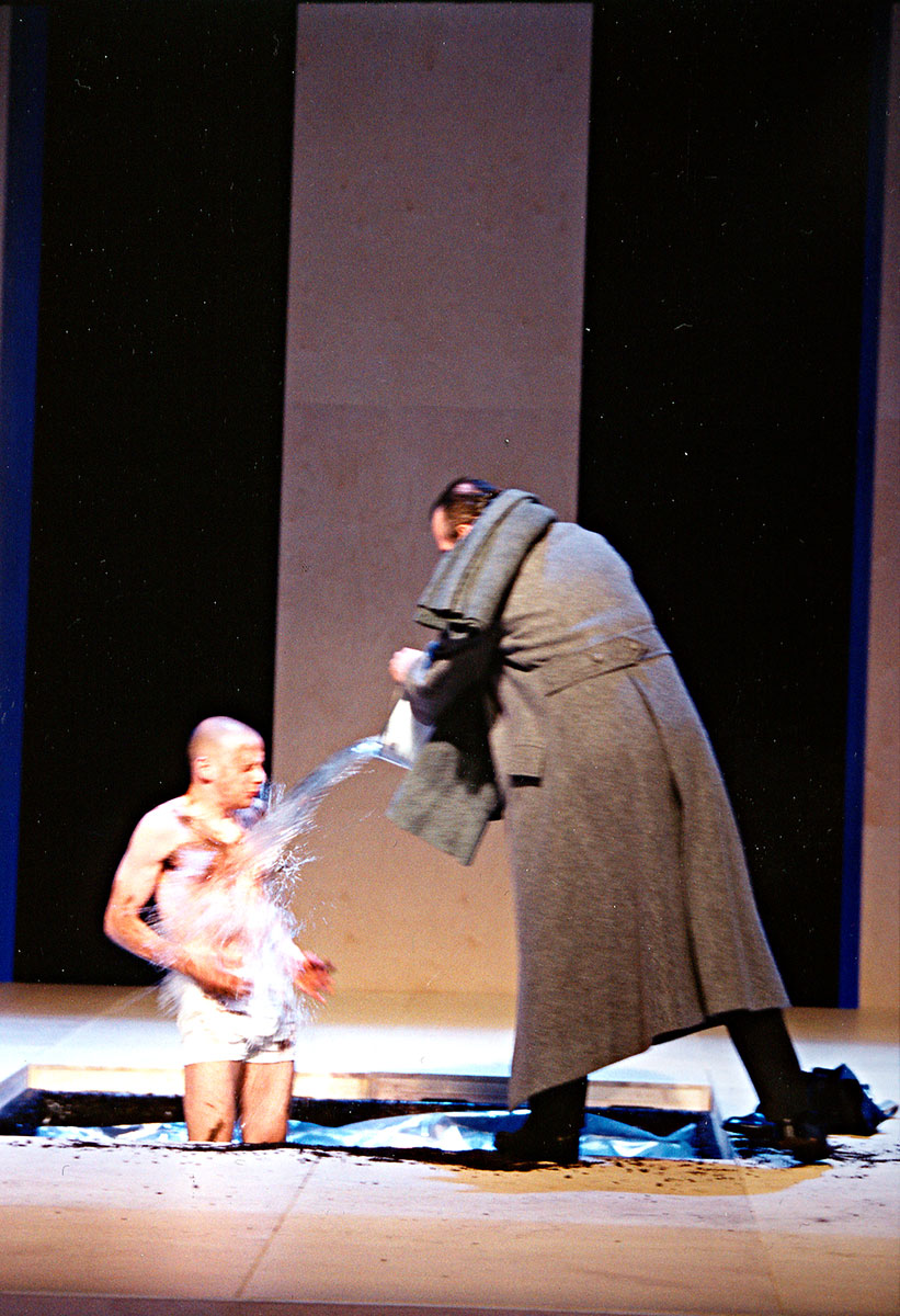 Szene aus Prinz Friedrich von Homburg, Schauspiel Nürnberg, Kostüme: Mechthild Feuerstein, Foto: Oliver Fantitsch