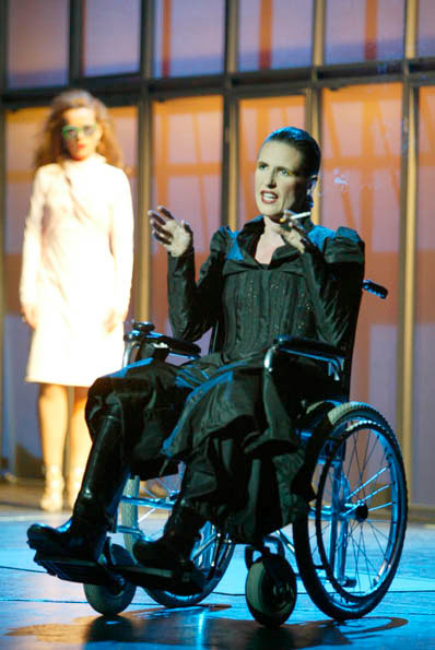 Szene aus Käthchen von Heilbronn, Theater Bielefeld, Kostüme: Mechthild Feuerstein, Foto: Oliver Fantitsch