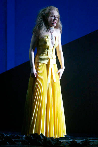 Szene aus Käthchen von Heilbronn, Theater Bielefeld, Kostüme: Mechthild Feuerstein, Foto: Oliver Fantitsch