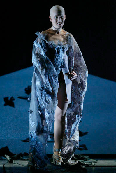 Szene aus Käthchen von Heilbronn, Theater Bielefeld, Kostüme: Mechthild Feuerstein, Foto: Oliver Fantitsch