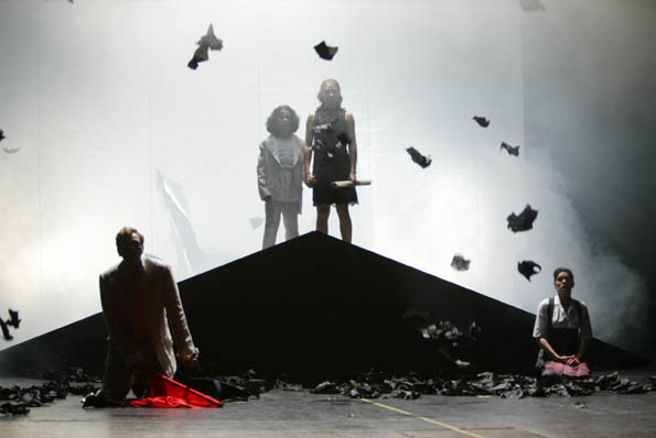 Szene aus Käthchen von Heilbronn, Theater Bielefeld, Kostüme: Mechthild Feuerstein, Foto: Oliver Fantitsch