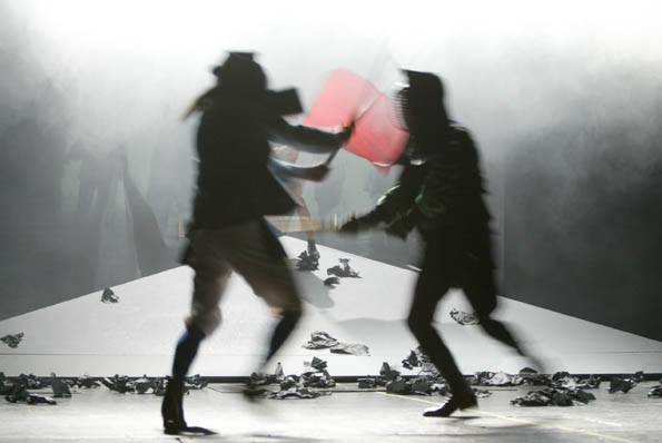 Szene aus Käthchen von Heilbronn, Theater Bielefeld, Kostüme: Mechthild Feuerstein, Foto: Oliver Fantitsch