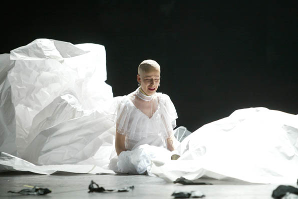 Szene aus Käthchen von Heilbronn, Theater Bielefeld, Kostüme: Mechthild Feuerstein, Foto: Oliver Fantitsch