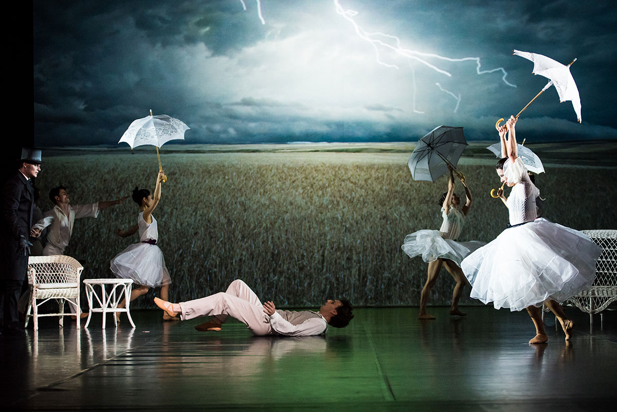 Szene aus Kameliendame, Oper Halle, Kostüme: Mechthild Feuerstein, Foto: Anna Kolata