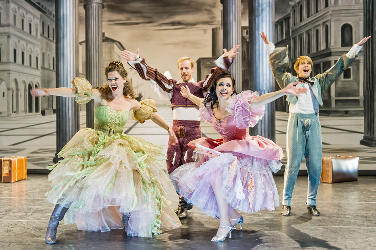 Szene aus Kiss me Kate, Luzerner Theater, Kostüme: Mechthild Feuerstein, Foto: Ingo Höhn