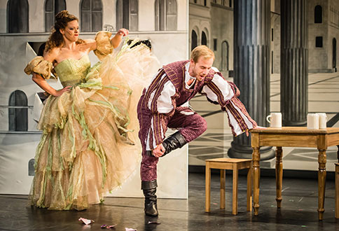 Szene aus Kiss me Kate, Luzerner Theater, Kostüme: Mechthild Feuerstein, Foto: Ingo Höhn