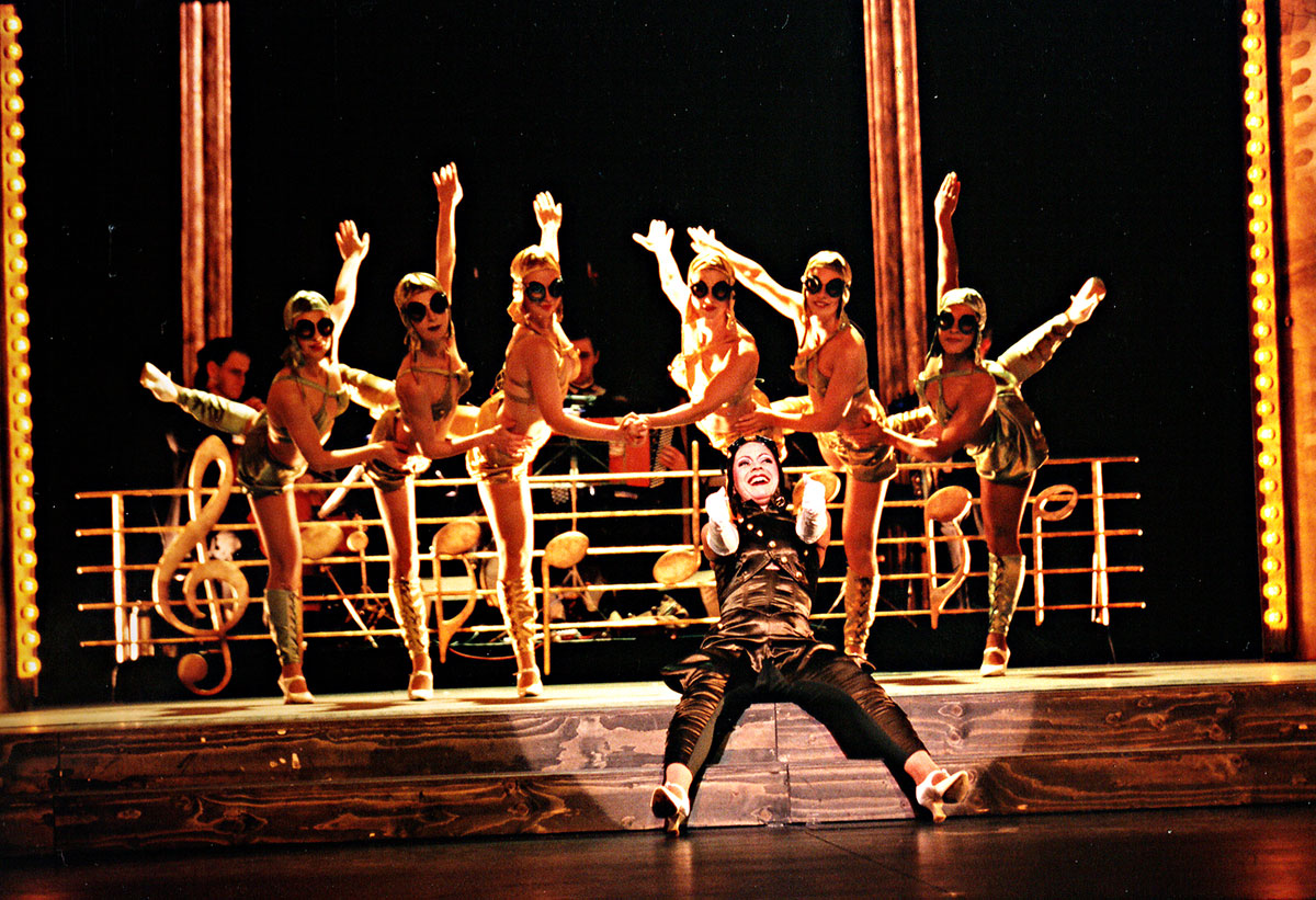 Szene aus Kleiner Mann, was nun, Luzerner Theater, Kostüme: Mechthild Feuerstein, Foto: Oliver Fantitsch