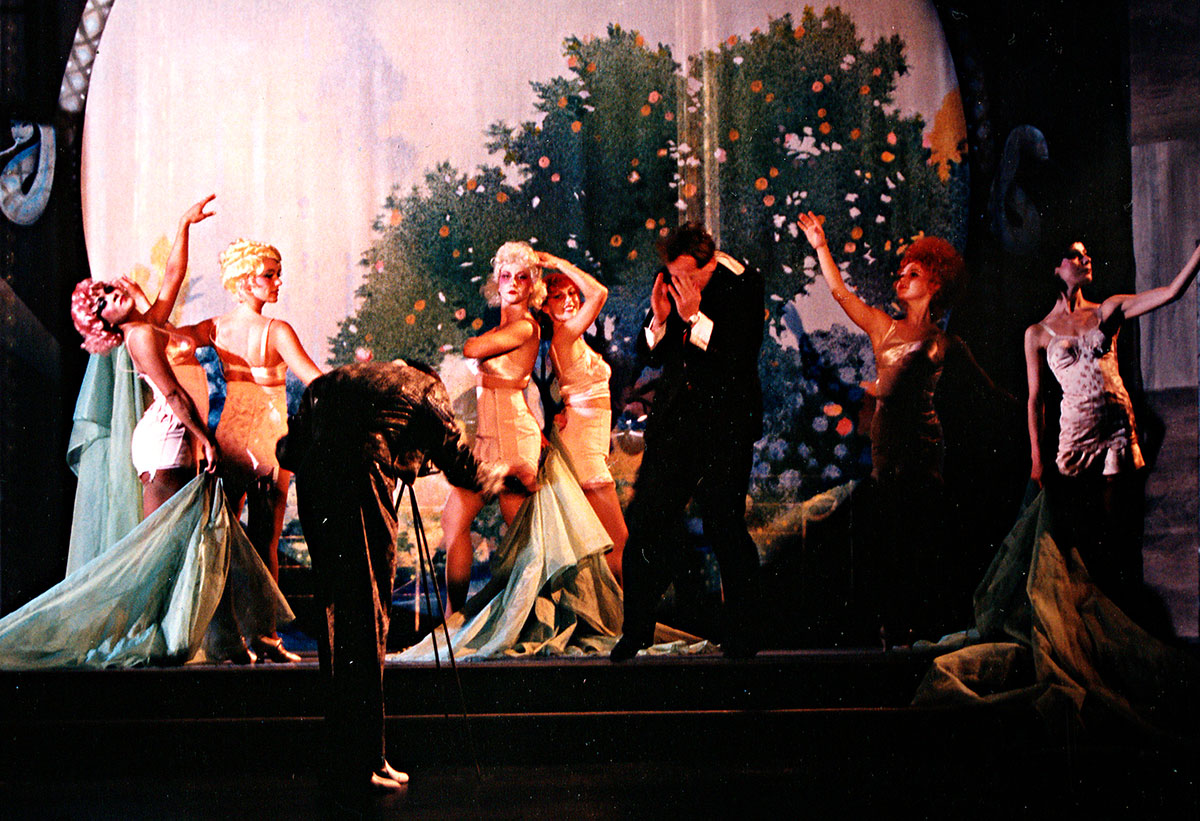 Szene aus Kleiner Mann, was nun, Luzerner Theater, Kostüme: Mechthild Feuerstein, Foto: Oliver Fantitsch