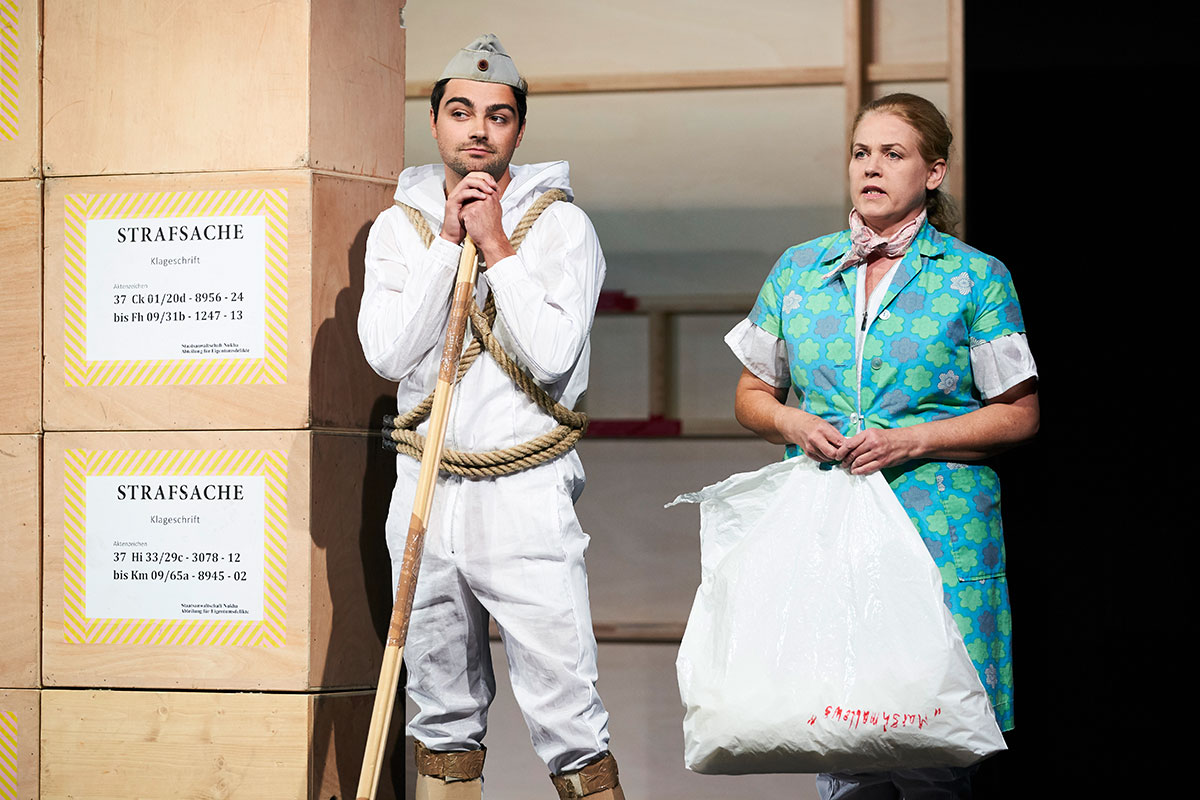 Szene aus Der kaukasische Kreidekreis, Landestheater Schleswig-Holstein, Bühne und Kostüme: Mechthild Feuerstein, Foto: Oliver Fantitsch