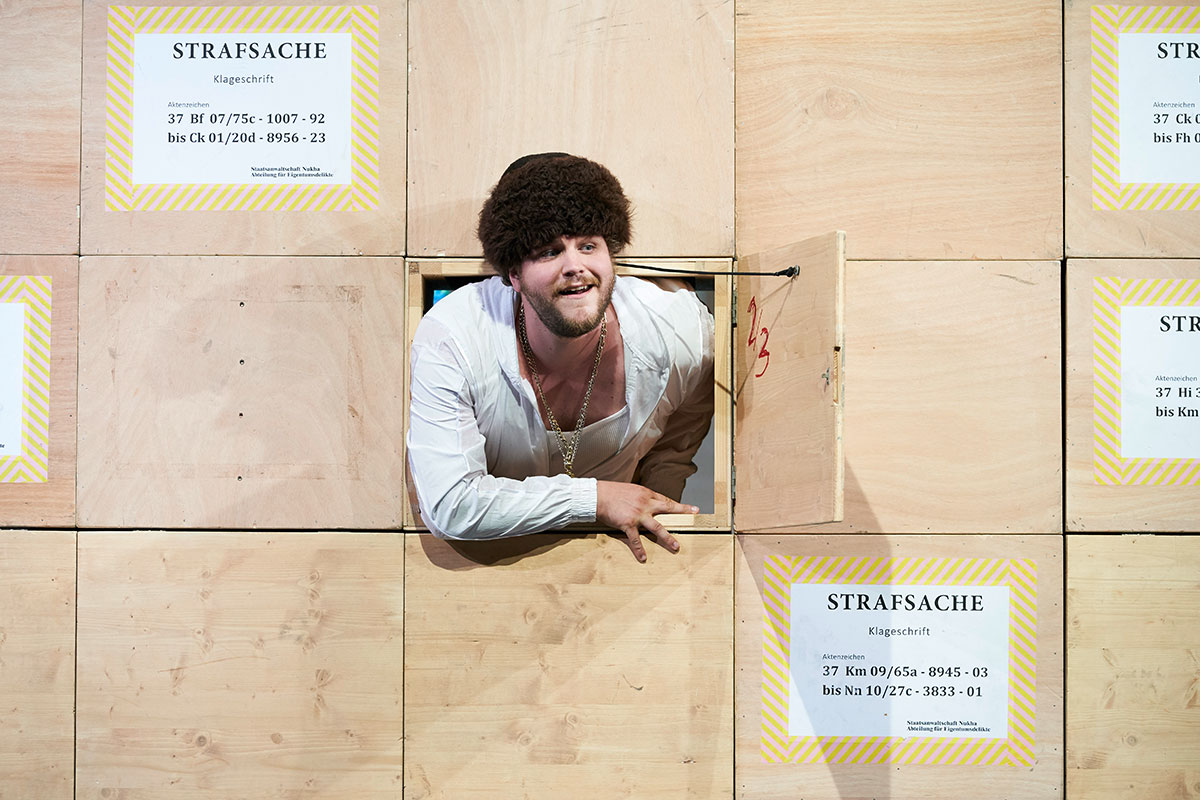 Szene aus Der kaukasische Kreidekreis, Landestheater Schleswig-Holstein, Bühne und Kostüme: Mechthild Feuerstein, Foto: Oliver Fantitsch