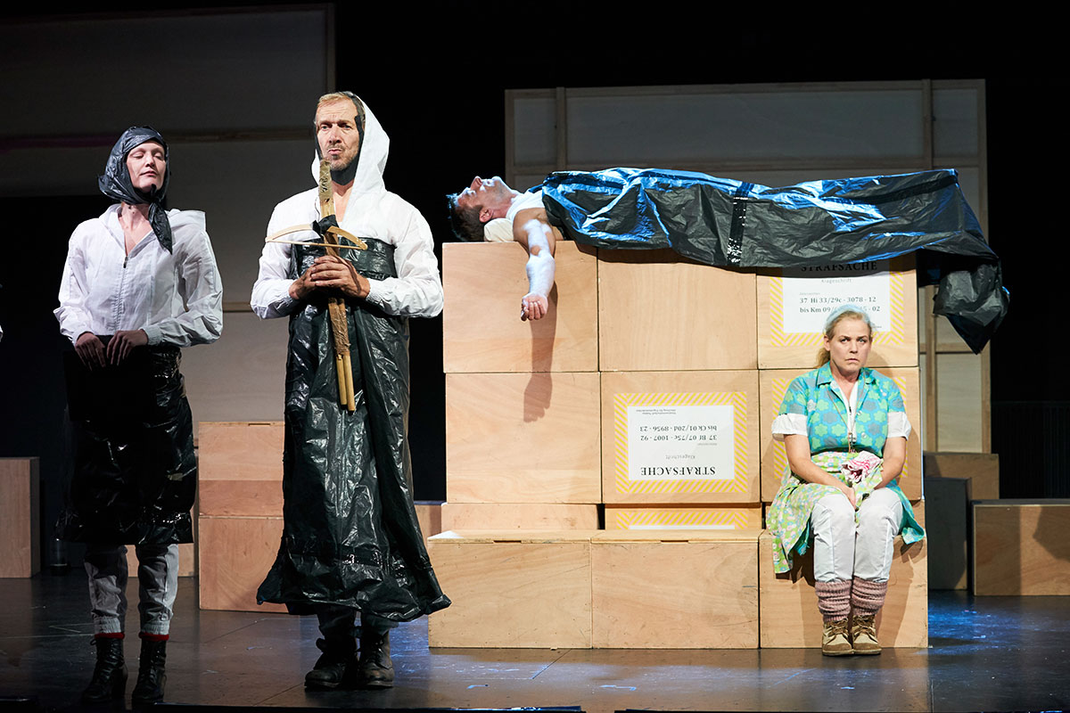 Szene aus Der kaukasische Kreidekreis, Landestheater Schleswig-Holstein, Bühne und Kostüme: Mechthild Feuerstein, Foto: Oliver Fantitsch