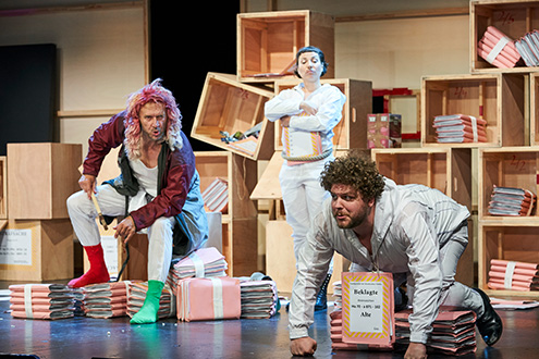 Szene aus Der kaukasische Kreidekreis, Landestheater Schleswig-Holstein, Bühne und Kostüme: Mechthild Feuerstein, Foto: Oliver Fantitsch