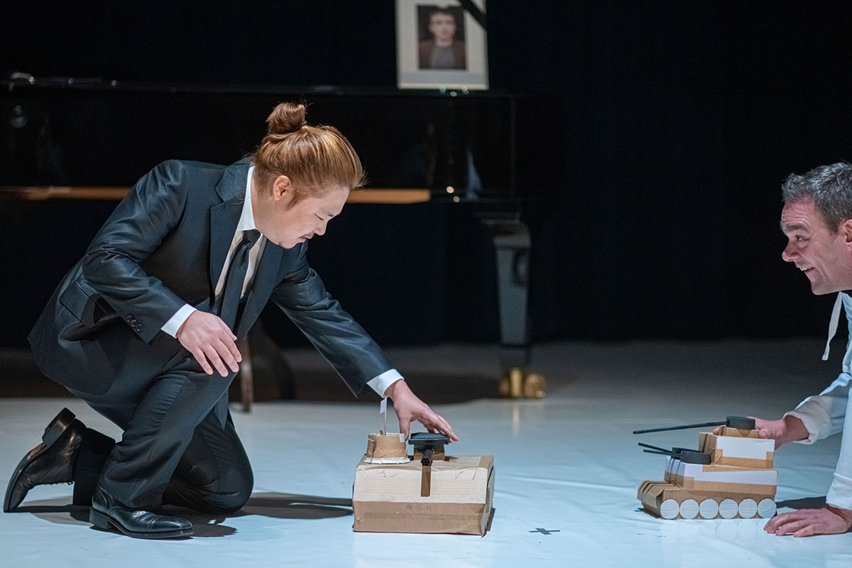 Szene aus Kriegsspiele, Staatstheater Kassel, Bühne und Kostüme: Mechthild Feuerstein, Foto: KH Mierke