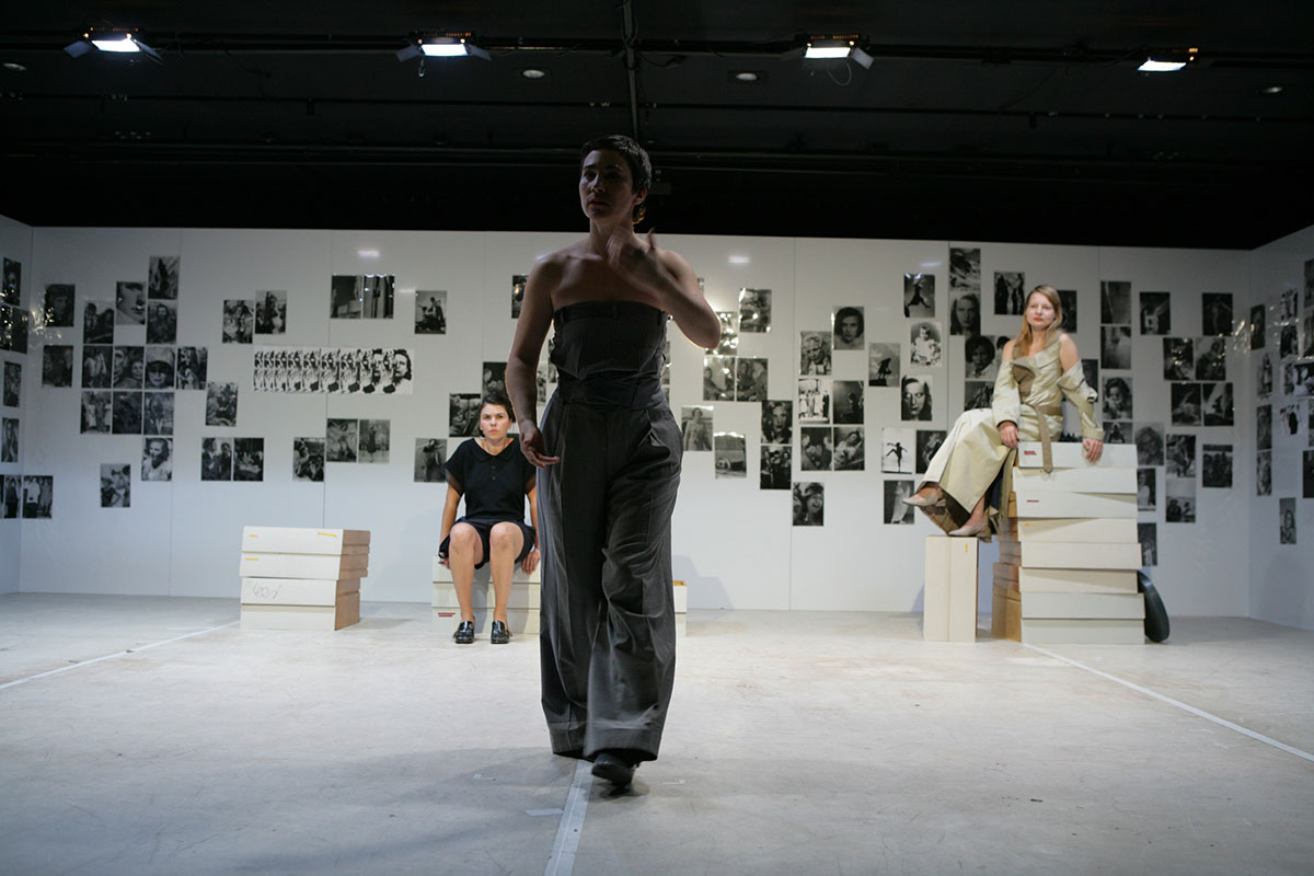 Szene aus LENI – eine Riefenstahlsubjektive, Theater unterm Dach, Bühne: Mechthild Feuerstein, Foto: unbekannt