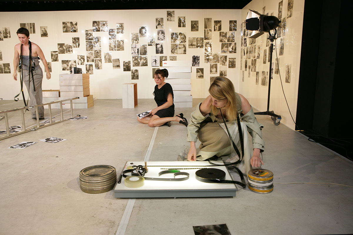 Szene aus LENI – eine Riefenstahlsubjektive, Theater unterm Dach, Bühne: Mechthild Feuerstein, Foto: unbekannt