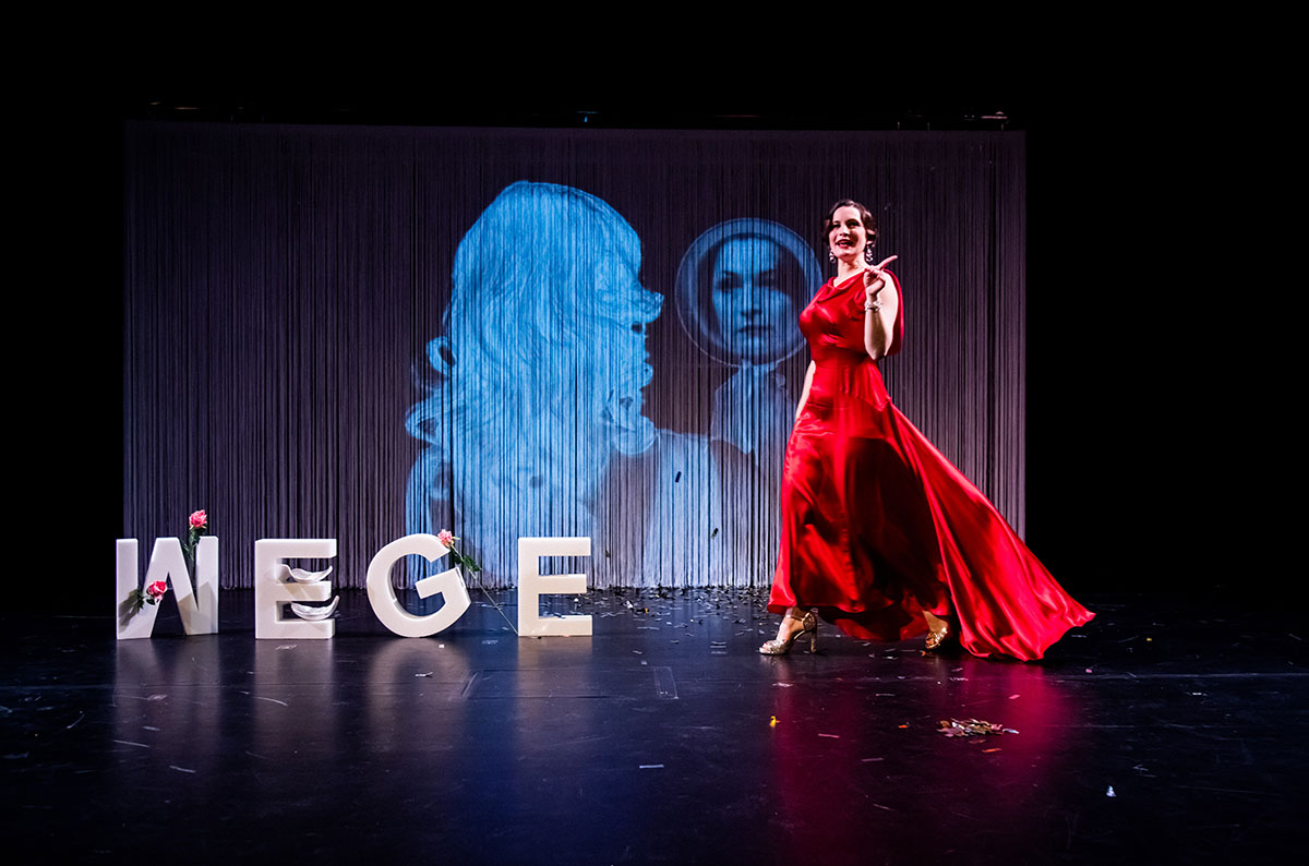 Szene aus Alles Liebe Linda, Theater Coburg, Bühne und Kostüme: Mechthild Feuerstein, Foto: Annemone Taake
