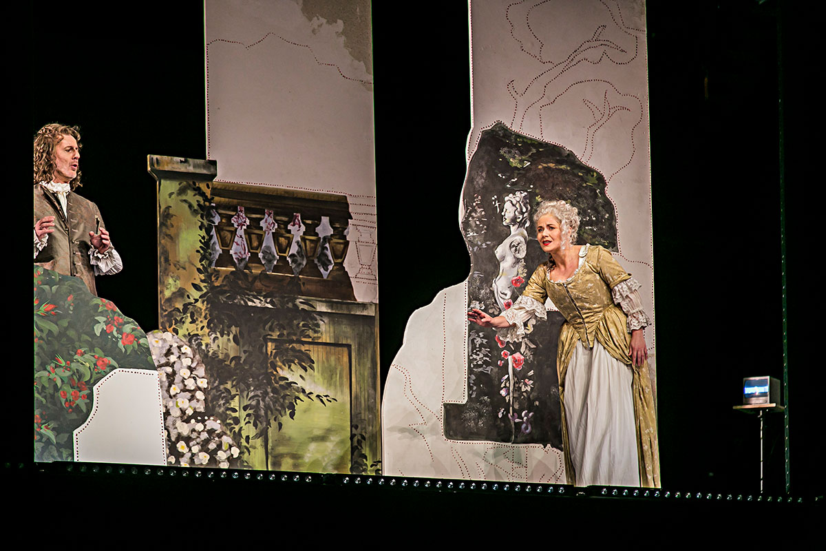 Szene aus Luci mi traditrici, Theater Lübeck, Kostüme: Mechthild Feuerstein, Foto: Jochen Quast