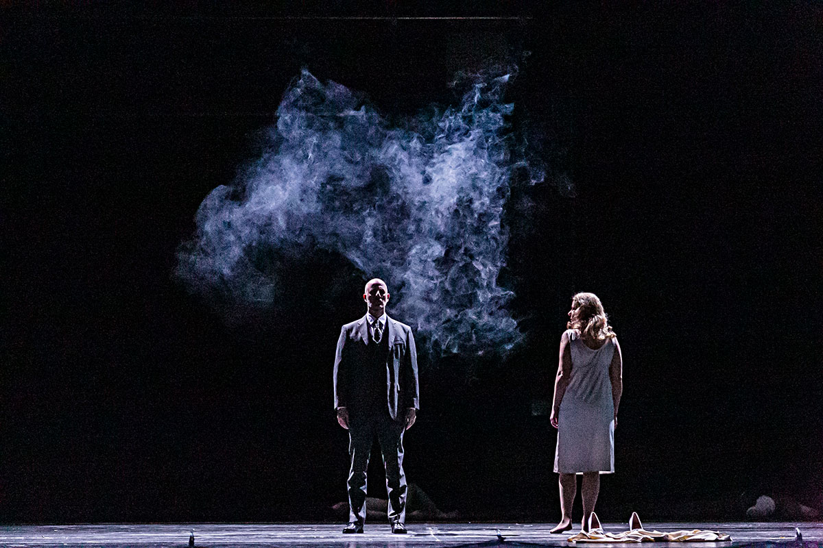 Szene aus Luci mi traditrici, Theater Lübeck, Kostüme: Mechthild Feuerstein, Foto: Jochen Quast