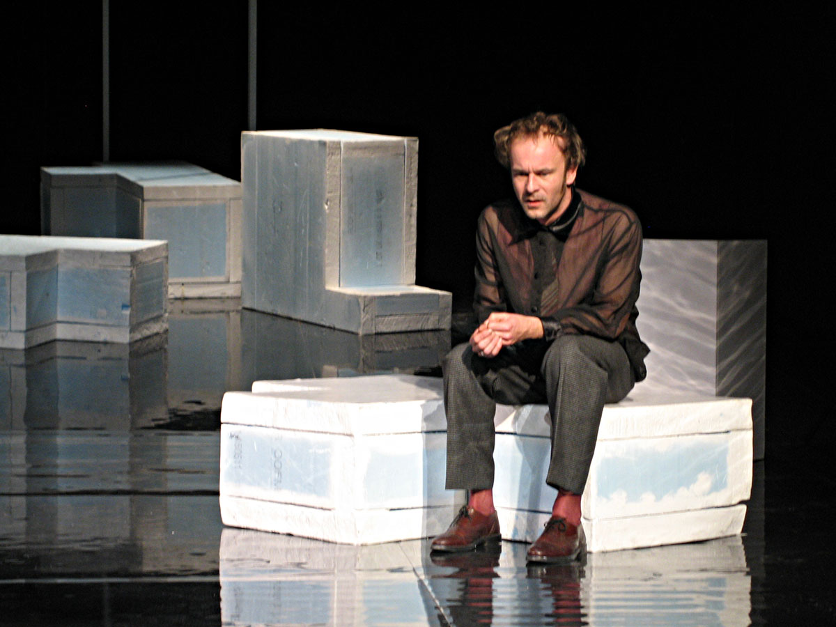 Szene aus Nach D., HAU Berlin / Schauspiel Frankfurt, Bühne: Mechthild Feuerstein, Foto: unbekannt