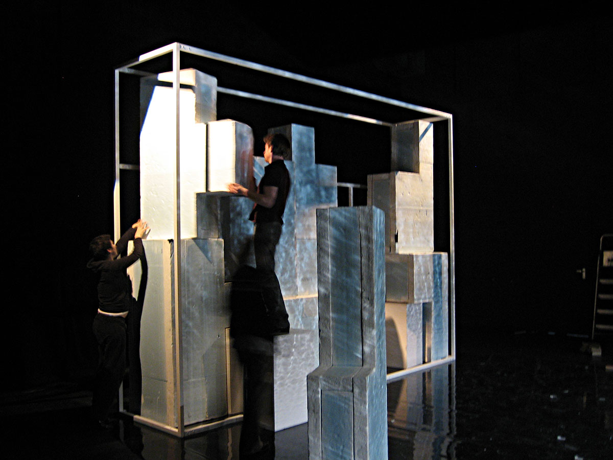 Szene aus Nach D., HAU Berlin / Schauspiel Frankfurt, Bühne: Mechthild Feuerstein, Foto: unbekannt