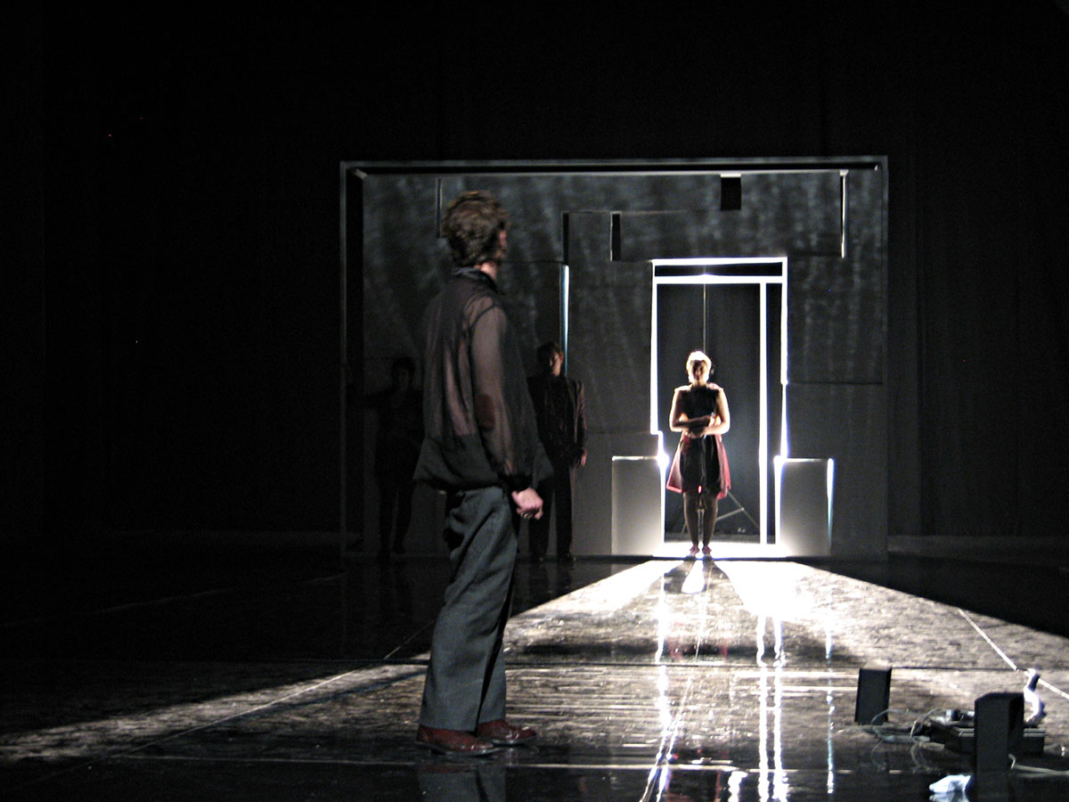 Szene aus Nach D., HAU Berlin / Schauspiel Frankfurt, Bühne: Mechthild Feuerstein, Foto: unbekannt