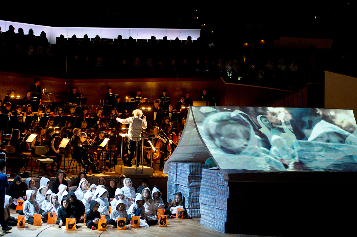 Szene aus Noahs Flut, Philharmonie Berlin, Kostüme: Mechthild Feuerstein, Foto: Monika Rittershaus