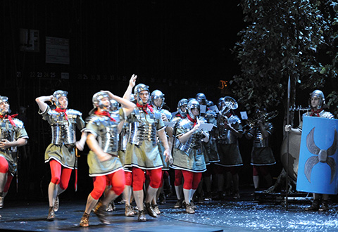 Szene aus Norma, Oper Bonn, Kostüme: Mechthild Feuerstein, Foto: Thilo Beu