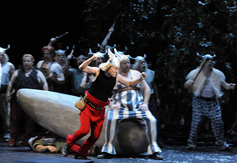 Szene aus Norma, Oper Bonn, Kostüme: Mechthild Feuerstein, Foto: Thilo Beu