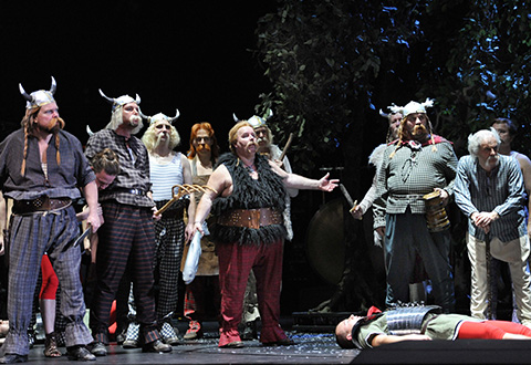 Szene aus Norma, Oper Bonn, Kostüme: Mechthild Feuerstein, Foto: Thilo Beu