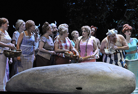 Szene aus Norma, Oper Bonn, Kostüme: Mechthild Feuerstein, Foto: Thilo Beu