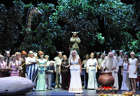 Szene aus Norma, Oper Bonn, Kostüme: Mechthild Feuerstein, Foto: Thilo Beu