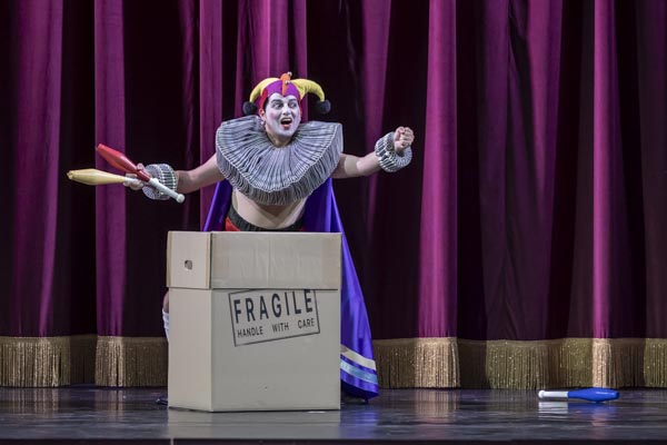 Szene aus Die Liebe zu den drei Orangen, Tiroler Landestheater, Kostüme: Mechthild Feuerstein, Foto: Birgit Gufler