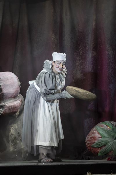 Szene aus Die Liebe zu den drei Orangen, Tiroler Landestheater, Kostüme: Mechthild Feuerstein, Foto: Birgit Gufler