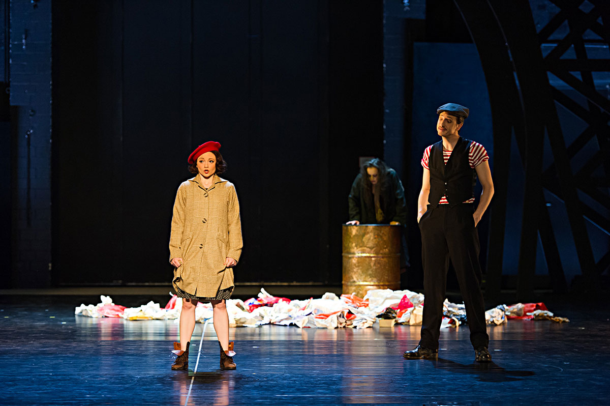 Szene aus Piaf, Landestheater Schleswig-Holstein, Bühne und Kostüme: Mechthild Feuerstein, Foto: Oliver Fantitsch