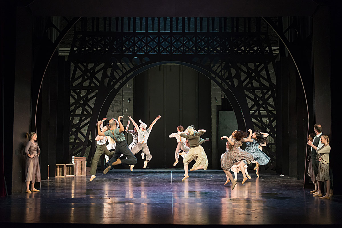 Szene aus Piaf, Landestheater Schleswig-Holstein, Bühne und Kostüme: Mechthild Feuerstein, Foto: Oliver Fantitsch
