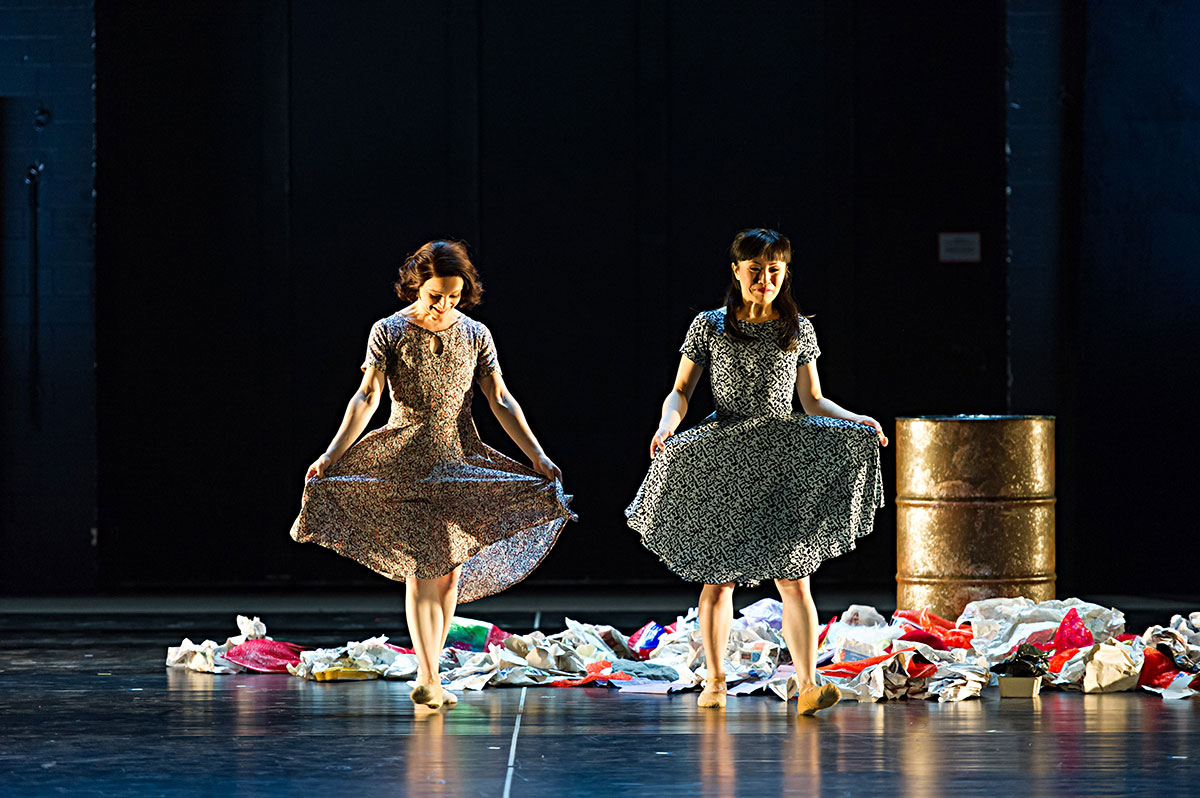 Szene aus Piaf, Landestheater Schleswig-Holstein, Bühne und Kostüme: Mechthild Feuerstein, Foto: Oliver Fantitsch