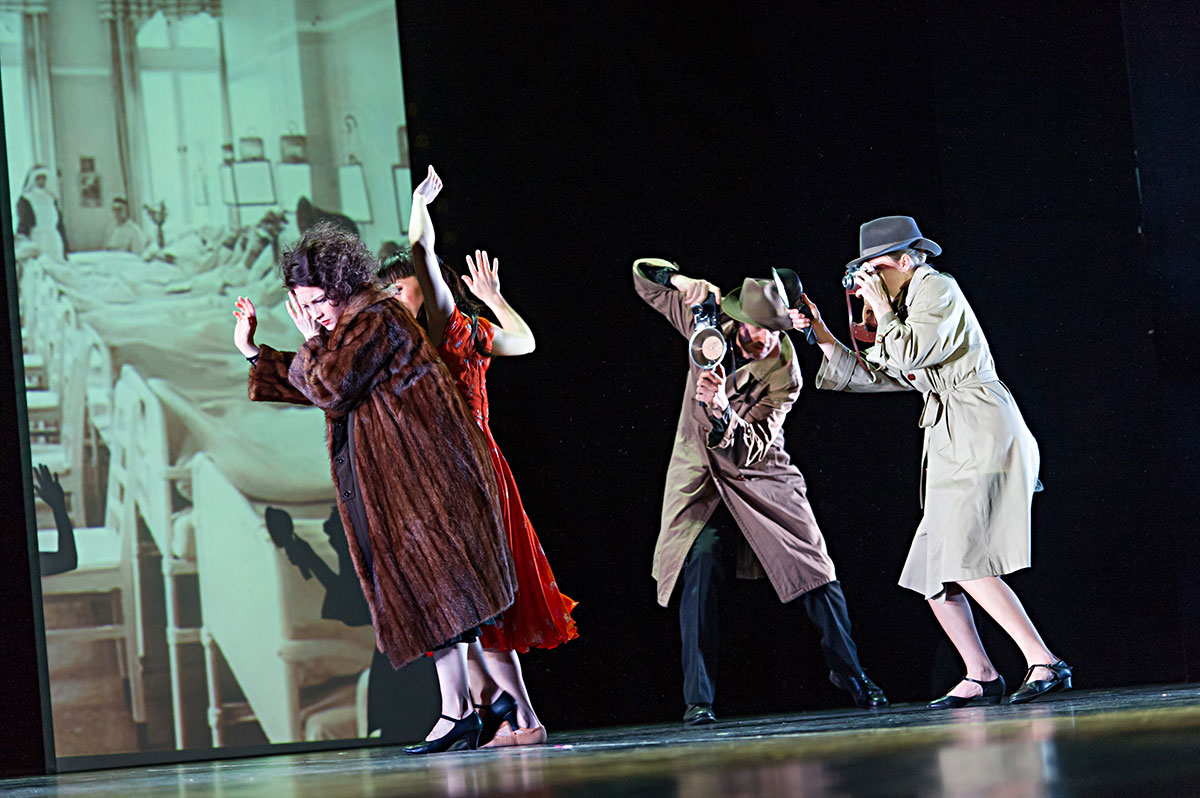 Szene aus Piaf, Landestheater Schleswig-Holstein, Bühne und Kostüme: Mechthild Feuerstein, Foto: Oliver Fantitsch