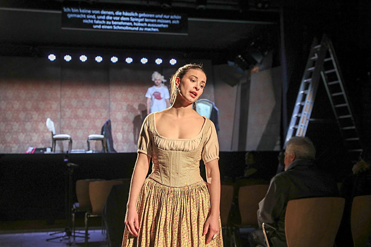 Szene aus Pimpinone, Akamus Berlin / Telemannfestspiele Magdeburg, Bühne und Kostüme: Mechthild Feuerstein, Foto: Viktoria Kühne
