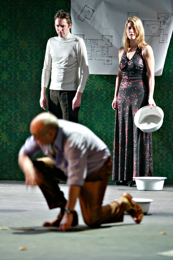 Szene aus Platonov, Theater Bielefeld, Kostüme: Mechthild Feuerstein, Foto: Oliver Fantitsch