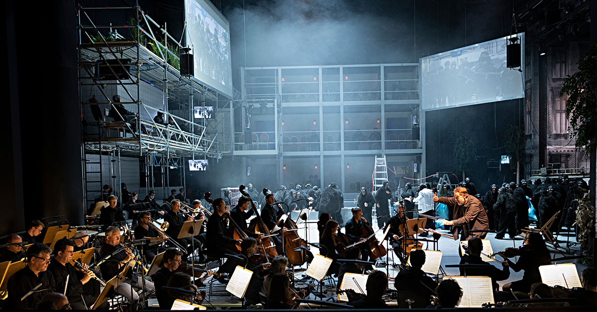 Szene aus Requiem, Oper Halle, Kostüme: Mechthild Feuerstein, Foto: Falk Wenzel/ Sebastian Hannack